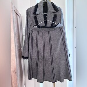 Chic Set - Women's Blazer & Skirt Set with Lace Detail